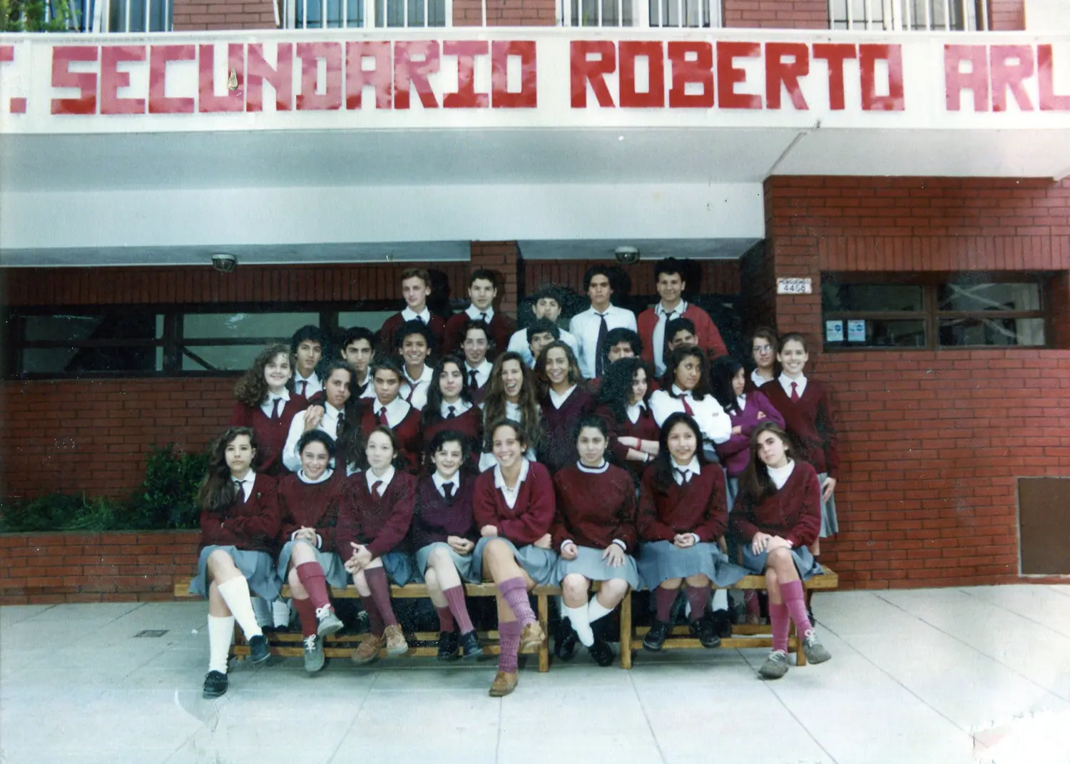 Un curso del Secundario en la puerta de Murguiondo 4458